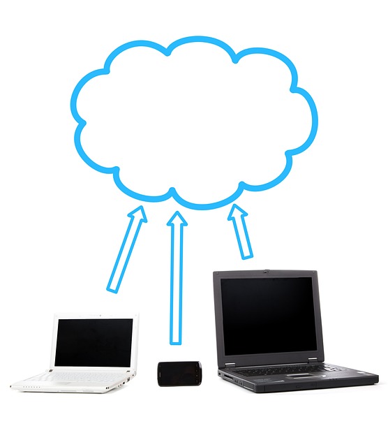 Diagram showing devices connected to a cloud, representing how to learn cloud computing and access data from anywhere using laptops and tablets.